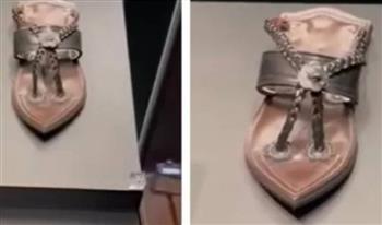 مشهد مُعظّم .. عرض نسخة مصنوعة من حذاء النبي في السعودية (فيديو)