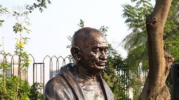 وزير خارجية الهند يزور حديقة الحرية ويضع إكليلا من الزهور على تمثال غاندي