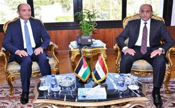 وزير الطيران يبحث مع السفير الأردني تعزيز التعاون في النقل الجوي