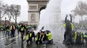 اندلاع اشتباكات بين الشرطة الفرنسية ومحتجين في تظاهرات حاشدة ضد غلاء الأسعار
