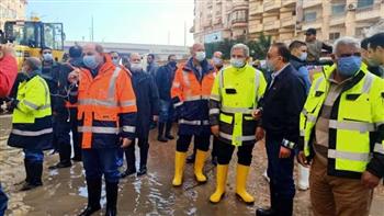 محافظ الإسكندرية يشدد على رؤساء الأحياء التعامل الفوري مع آثار تجمعات الأمطار