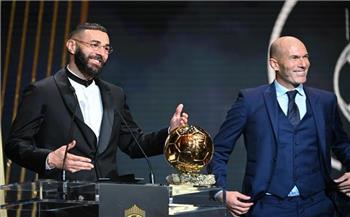 كريم بنزيما يتوج بجائزة الكرة الذهبية لأفضل لاعب في العالم 2022
