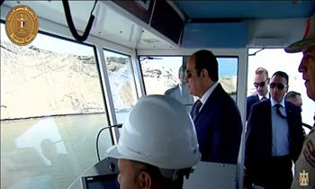 الرئيس السيسي يتفقد الكراكة البحرية «تحيا مصر» (فيديو)