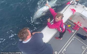 طفلة تصطاد سمكة التونة الثمينة وتضطر لإلقائها في الماء