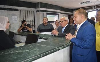 محافظ بورسعيد يتابع سير العمل بالمركز التكنولوجي لخدمة المواطنين بديوان حي المناخ 