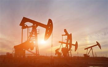 أسعار النفط تتباين وبرنت يتراجع 0.3%