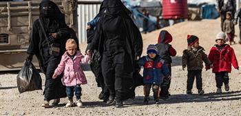 فرنسا تعيد 15 امرأة و 40 طفلاً من مخيمات اعتقال المتطرفين في سوريا