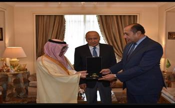 منح السفير حسام زكي وسام السياحة العربية من الدرجة الأولى