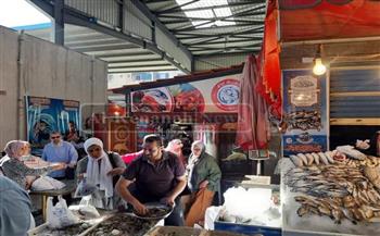 إقبال كبير من المواطنين على سوق السمك الجديد فى بورسعيد 