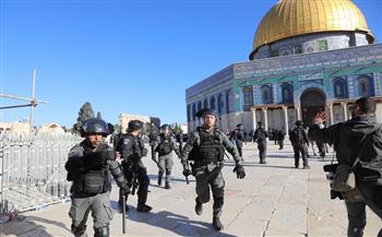 قوات الاحتلال تقتحم المسجد الأقصى وتزيل لافتات تمجد الشهداء وتعتقل أربعة فلسطينيين