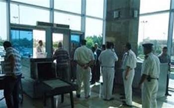 ضبط 5 محاولات تهريب أجهزة محمول ومستحضرات تجميل بمطار القاهرة 