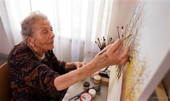 العمر مجرد رقم.. سيدة في عامها الـ100 تتعلم الرسم وتفتتح معرضا فنيا 