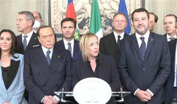 لابيد يهنئ ميلوني بعد توليها رئاسة الوزراء في إيطاليا