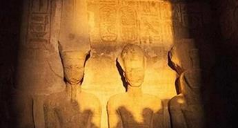 آثار أسوان : شهدنا إقبالًا ضخمًا من الزائرين لمشاهدة تعامد الشمس على وجه رمسيس الثاني