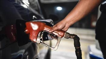 سياسيون : قرار تثبيت أسعار الوقود تأكيد للرؤية الرئيس لدعم محدودي الدخل