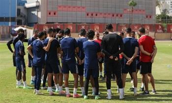 لاعبو الأهلي يتوافدون على مطار القاهرة استعدادًا للسفر إلى الإمارات