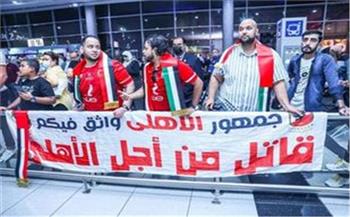 الجماهير تستقبل بعثة الأهلي في مطار أبو ظبي
