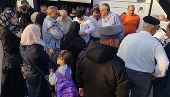 وصول دفعة مهجرين سوريين من مخيمات اللجوء في لبنان إلى معبر الدبوسية
