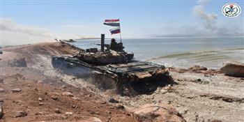 الجيش السوري ينفذ مناورة عسكرية بالذخيرة الحية بالتعاون مع القوات الروسية