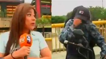 مراسلة تتعرض لمحاولة سرقة على الهواء‎ أمام ملعب برشلونة