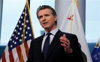 حاكم ولاية كاليفورنيا الأمريكية: يجب محاسبة من يستخدمون منصاتهم الإعلامية للتحريض على العنف