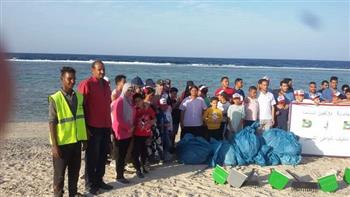 30 طفلا يشاركون في حملة نظافة بالشواطئ الشمالية بالقصير 