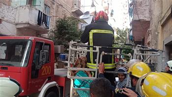 إنقاذ شخص عقب احتجازه أسفل الأنقاض في الإسكندرية