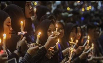  وقفة بالشموع حدادا على ضحايا أحداث شغب فى مباراة كرة قدم بإندونيسيا