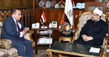 وزير الأوقاف يُطلع سفير مصر لدى كينيا على جهود الوزارة في نشر الفكر الوسطي المستنير
