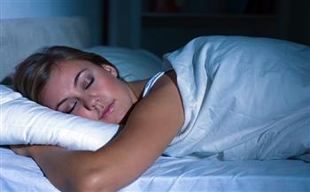 منها الإصابة بالشيخوخة المبكرة.. 8 أضرار تصيب بشرتك عند النوم بـ«المكياج»