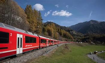 في صور مذهلة .. أطول قطار في العالم  يمر عبر جبال الألب 