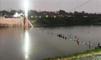 مصرع 40 شخصا إثر انهيار جسر معلق بالهند