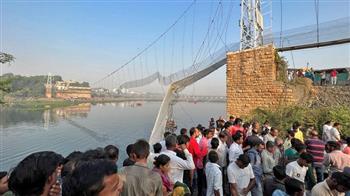 ارتفاع حصيلة ضحايا انهيار جسر للمشاة في ولاية "جوجارات" الهندية إلى 141 قتيلا