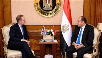 وزير التجارة يبحث مع السفير البريطاني سبل تعزيز التعاون الاقتصادي