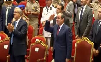 الرئيس السيسي يؤدي التحية العسكرية لأبطال «139 صاعقة»