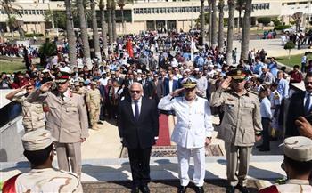 محافظ بورسعيد يضع إكليلا من الزهور على النصب التذكارى احتفالا بنصر أكتوبر 