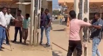 بسبب إهانة مناسبة هندوسية.. جلد مسلمين في أحد شوارع الهند (فيديو)