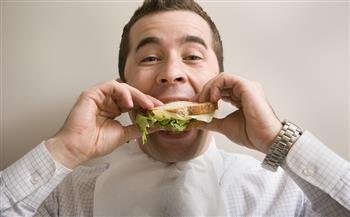 دراسة :تناول الطعام فى وقت متأخر يزيد الشعور بالجوع ويقلل حرق السعرات الحرارية ويغير الأنسجة الدهنية