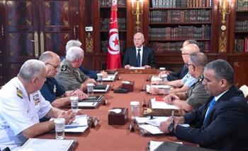الرئيس التونسي يبحث مع قادة المجلس الأعلى للجيوش عدداً من القضايا الأمنية