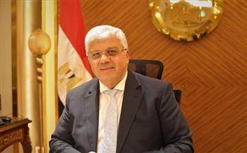 وزير التعليم العالي يستعرض تقريرًا حول المشروعات القومية في سيناء