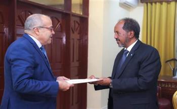 الرئيس الصومالي يتسلم دعوة رسمية لحضور القمة العربية بالجزائر