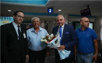 وفد من السفارة المصرية في تونس يستقبل بعثة الأهلي في مطار «المنستير»