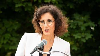وزيرة الخارجية البلجيكية تقص خصلة من شعرها دعما للمرأة الإيرانية