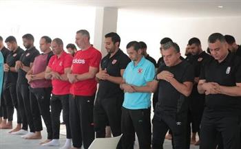 لاعبو «يد الأهلي» يؤدون صلاة الجمعة بالفندق قبل لقاء الزمالك
