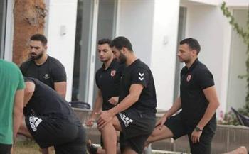 «رجال يد الأهلي» يجري تدريبات بدنية خفيفة في فندق الإقامة بتونس