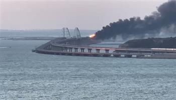 الطوارئ الروسية تعلن إخماد الحريق في صهاريج الوقود على جسر القرم
