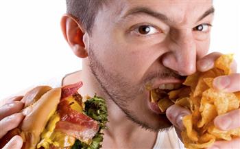 دراسة تسلط الضوء على إفراط البعض في تناول الطعام عندما يشعرون بالإنزعاج