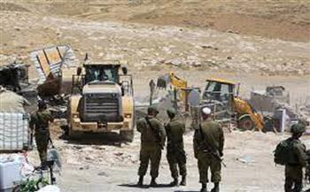الاحتلال الإسرائيلي يهدم أربعة مساكن ويجرف أرضا لصالح شارع استيطاني في يطا 