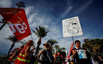استمرار إضراب عمال النفط يعطل الحياة في فرنسا
