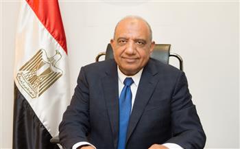 وزير قطاع الأعمال العام يتفقد فرعين لـ«عمر أفندي» و«nit»